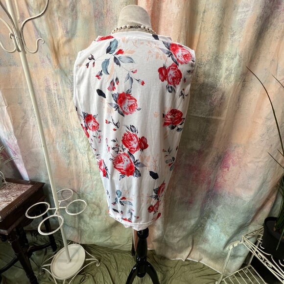๐Beautiful Floral Red Roses Long Sleeveless V- Neckline Plus Size Top - Picture 2 of 14
